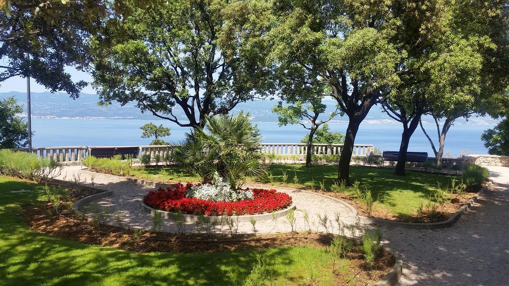 Gospoja Park & Beach Apartment Vrbnik Kültér fotó